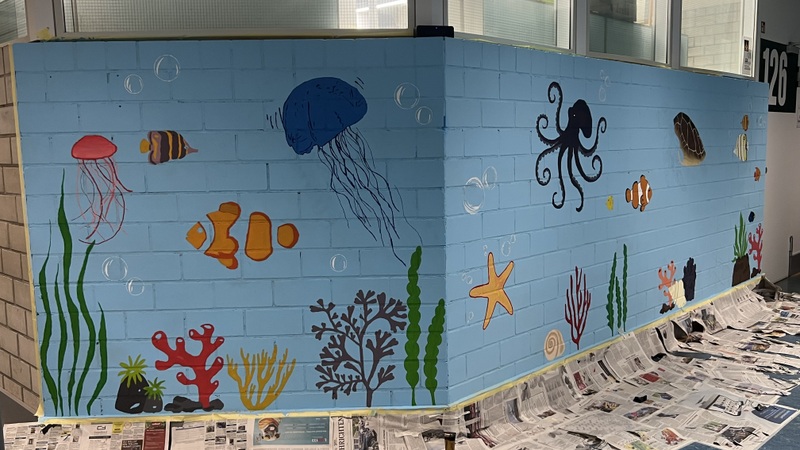 Biologieflur01 - die fast fertig bemalte Wand